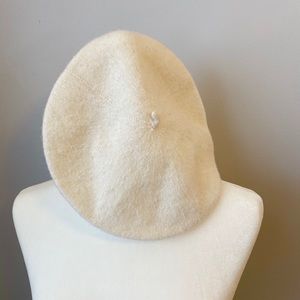 ❄️ Cream off white acrylic beret winter hat